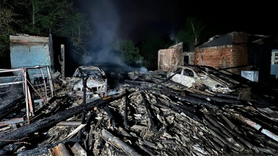 Fogo se espalha e destrói três casas e dois carros no Sul de SC