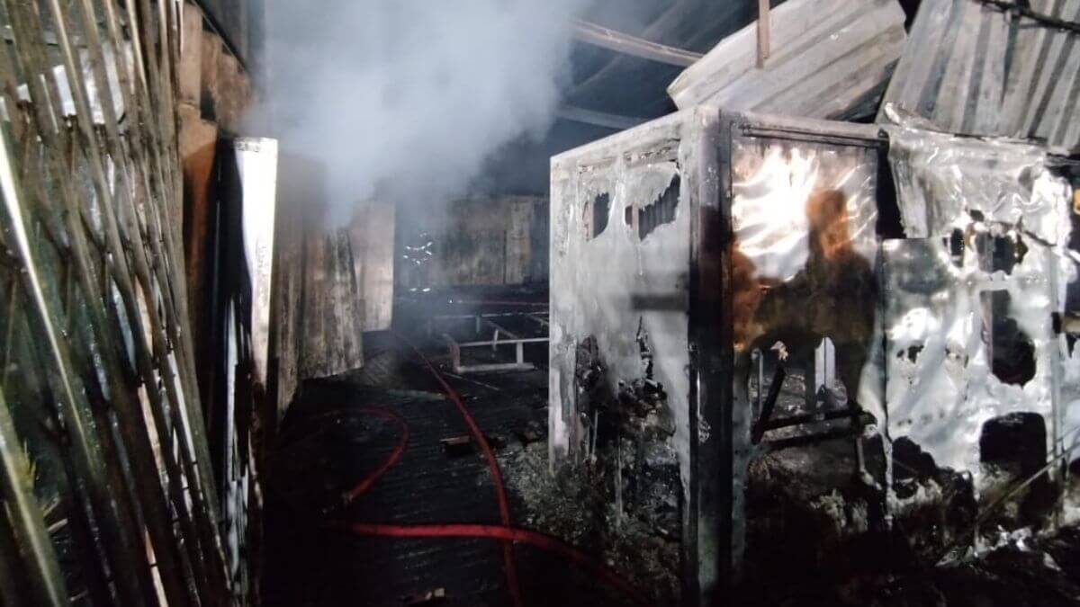 Incêndio atingiu estrutura metálica do local