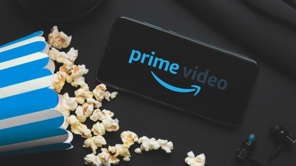 Caixa de pipoca e celular com logo da Prime Video