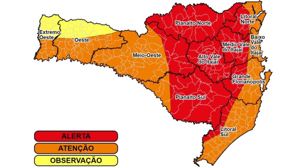 Solo encharcado mantém risco de deslizamentos muito alto em SC