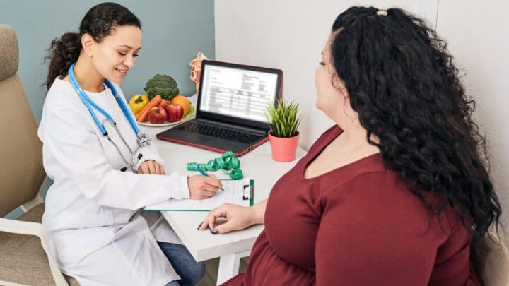 Médica e paciente em consulta
