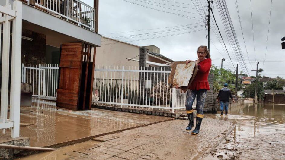 FOTOS: Moradores de Taió tentam limpar casas e recuperar bens após trégua da chuva