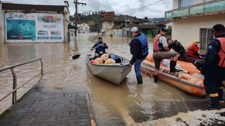 Taió tem 2,5 mil imóveis inundados e circulação no centro limitada a barcos