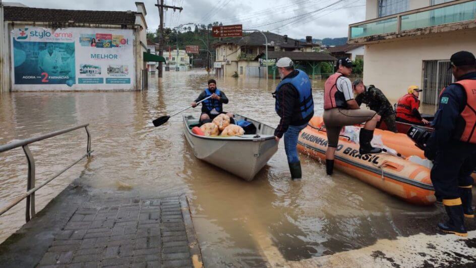 Taió tem 2,5 mil imóveis inundados e circulação no centro limitada a barcos