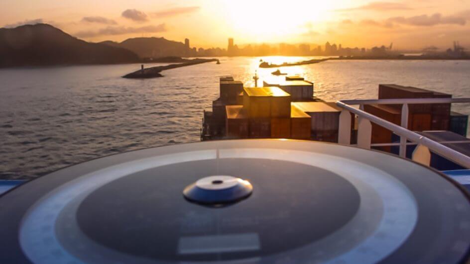 Navio na entrada do canal de acesso aos portos de Itajaí e Navegantes