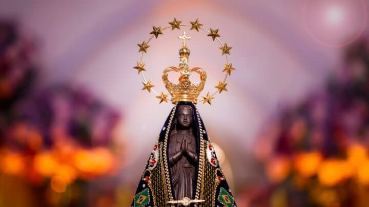 Imagem de Nossa Senhora Aparecida com coroa de estrelas