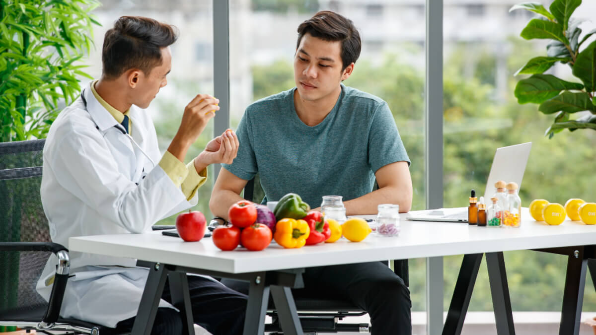 Médico nutricionista com paciente
