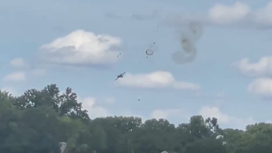 VÍDEO: passageiros são ejetados de avião que explodiu e escapam da morte nos EUA