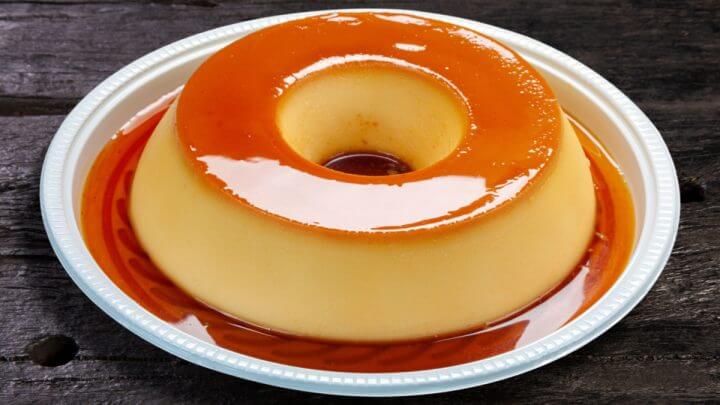 Pudim de leite sem lactose em recipiente branco