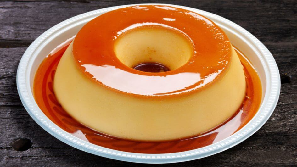 Pudim de leite sem lactose em recipiente branco