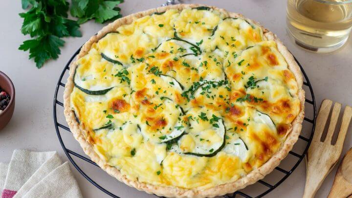 Quiche de abobrinha em cima de uma grade preta