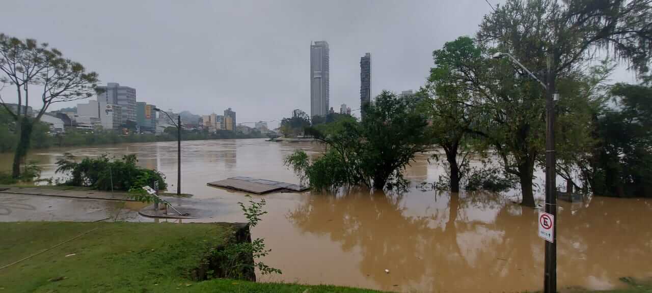 Blumenau amanhece com rio abaixo dos 6 metros e previsão para chuva volumosa
