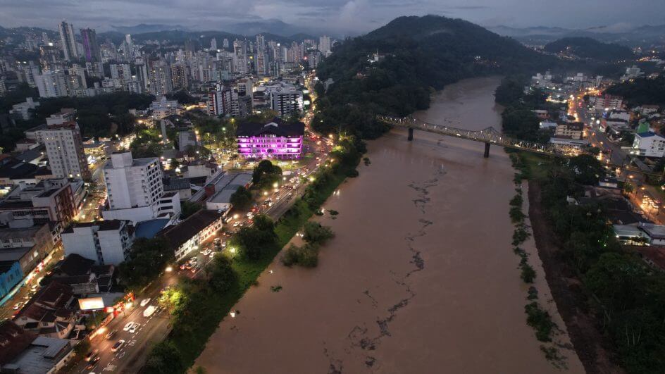 Nível do rio Itajaí-Açu pode chegar a 8,2 metros e causar outra enchente em Blumenau