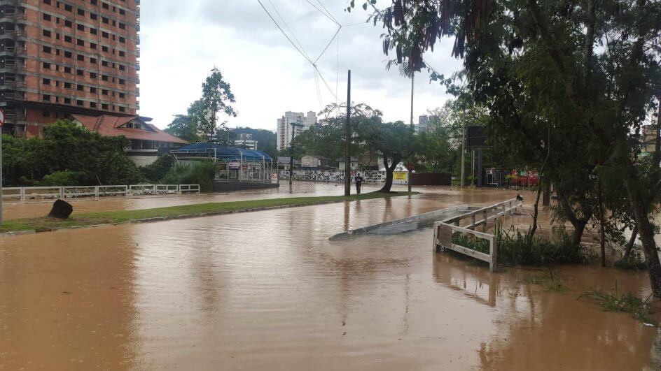 Chuvas desta quinta-feira provocaram alagamentos em locais como a rua Alberto Stein, em Blumenau
