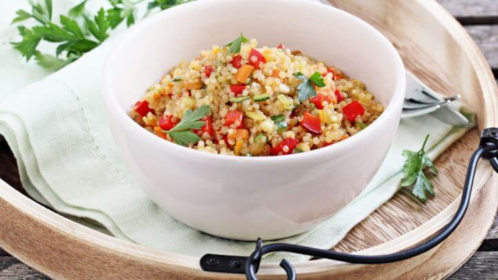 Bowl com salada de quinoa com legumes