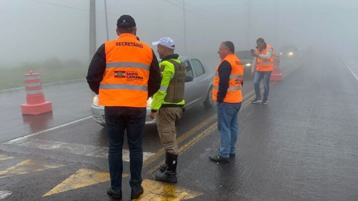Trecho no alto da Serra do Rio do Rastro tinha forte neblina no dia da reabertura