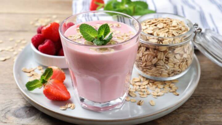 Copo com smoothie de aveia e morango