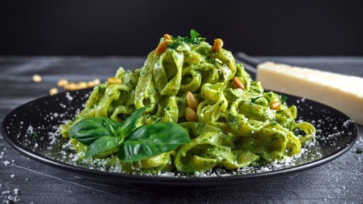 Talharim ao pesto em prato escuro