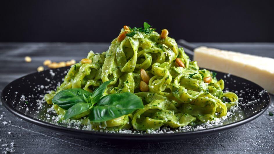 Talharim ao pesto em prato escuro