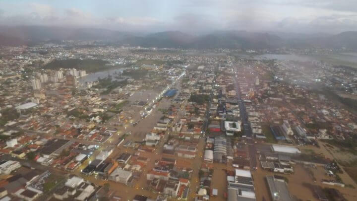 Famílias de Tubarão atingidas por enchente em 2022 seguem sem moradia prometida em lei