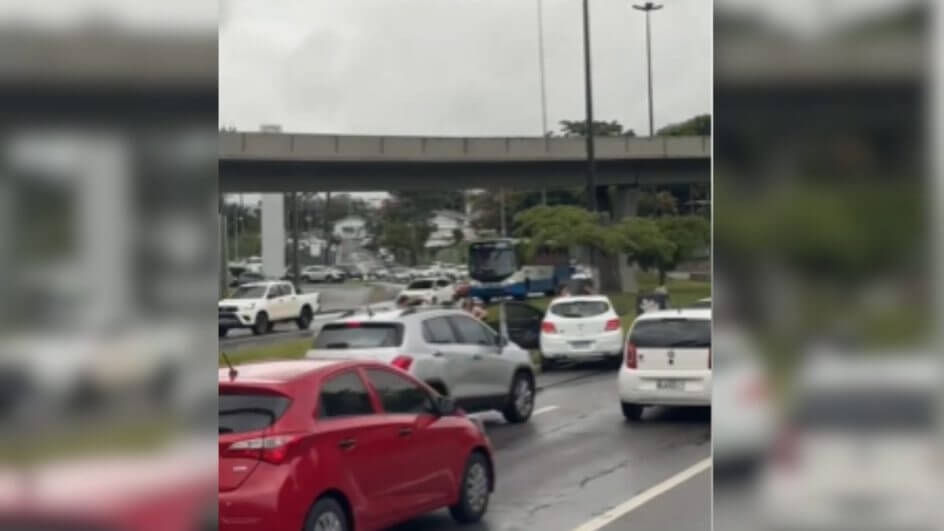 Acidente deixa trânsito lento em avenida movimentada de Florianópolis (2)