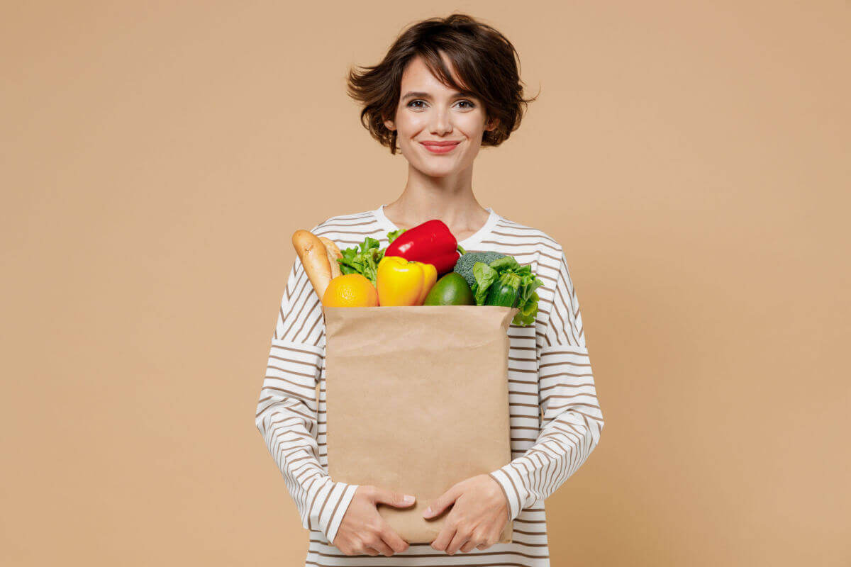 Preocupação com o meio ambiente aumenta o número de pessoas adeptas ao vegetarianismo (Imagem: ViDI Studio | Shutterstock)