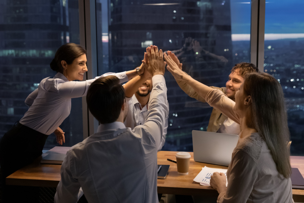 Estimular interações entre a equipe irá engajar as pessoas e impulsionar um ambiente corporativo saudável (Imagem: fizkes | Shutterstock)