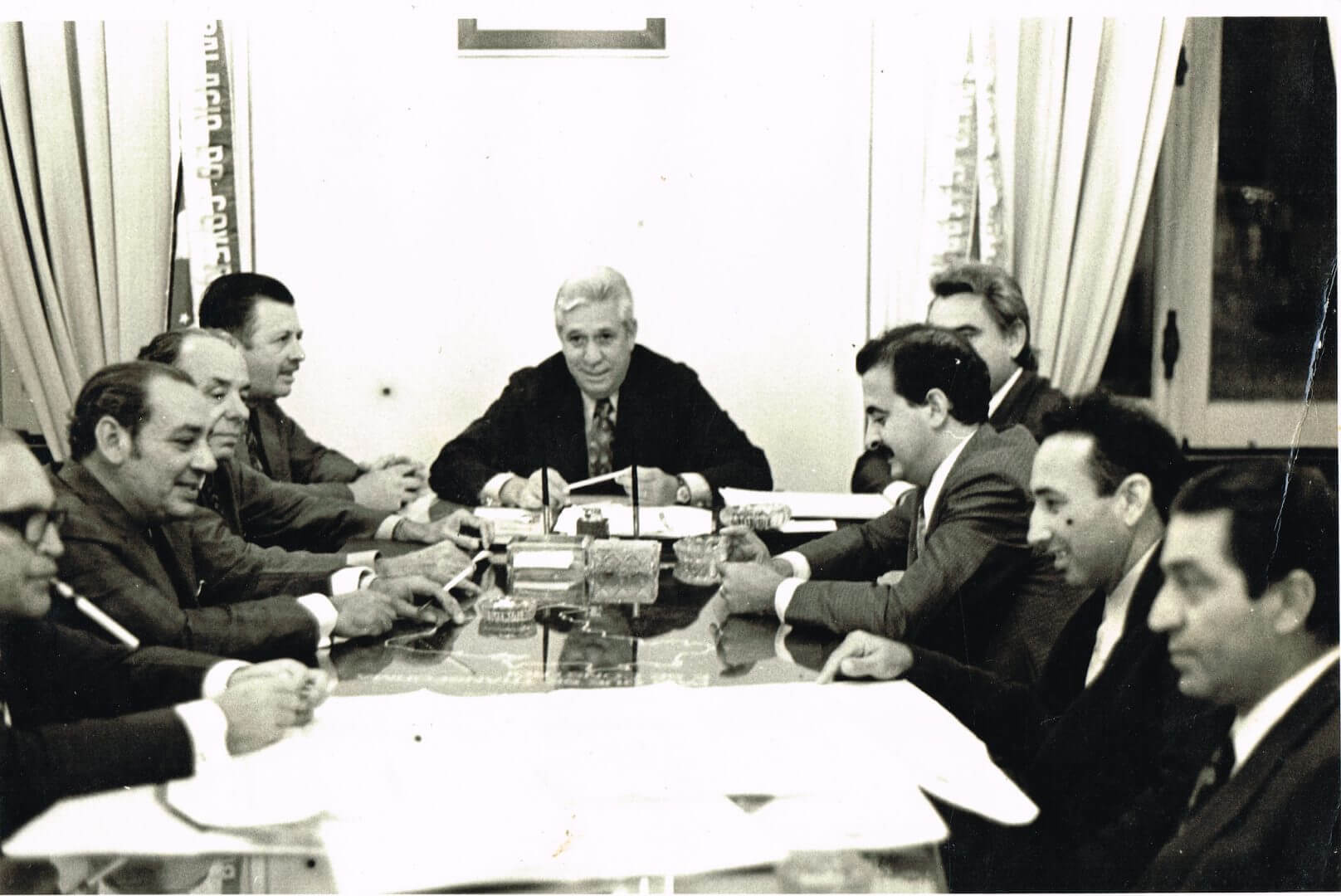 Ao centro da mesa, o governador Colombo Salles em reunião com dirigentes do Figueirense (Foto: Acervo Memorial FFC)