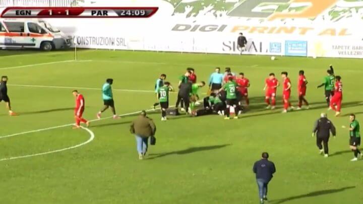 Atacante desmaia durante jogo e morre (Foto: @MagicalBroja, Twitter, Reprodução)