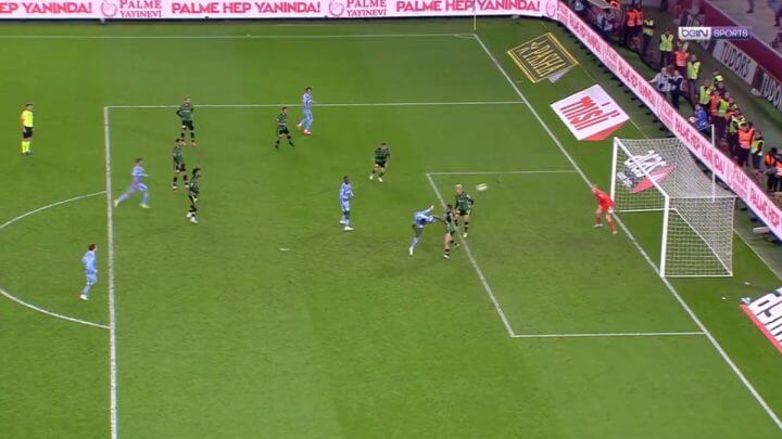 Atacante faz gol de voleio (Foto: @beINSPORTS_TR, Twitter, Reprodução)