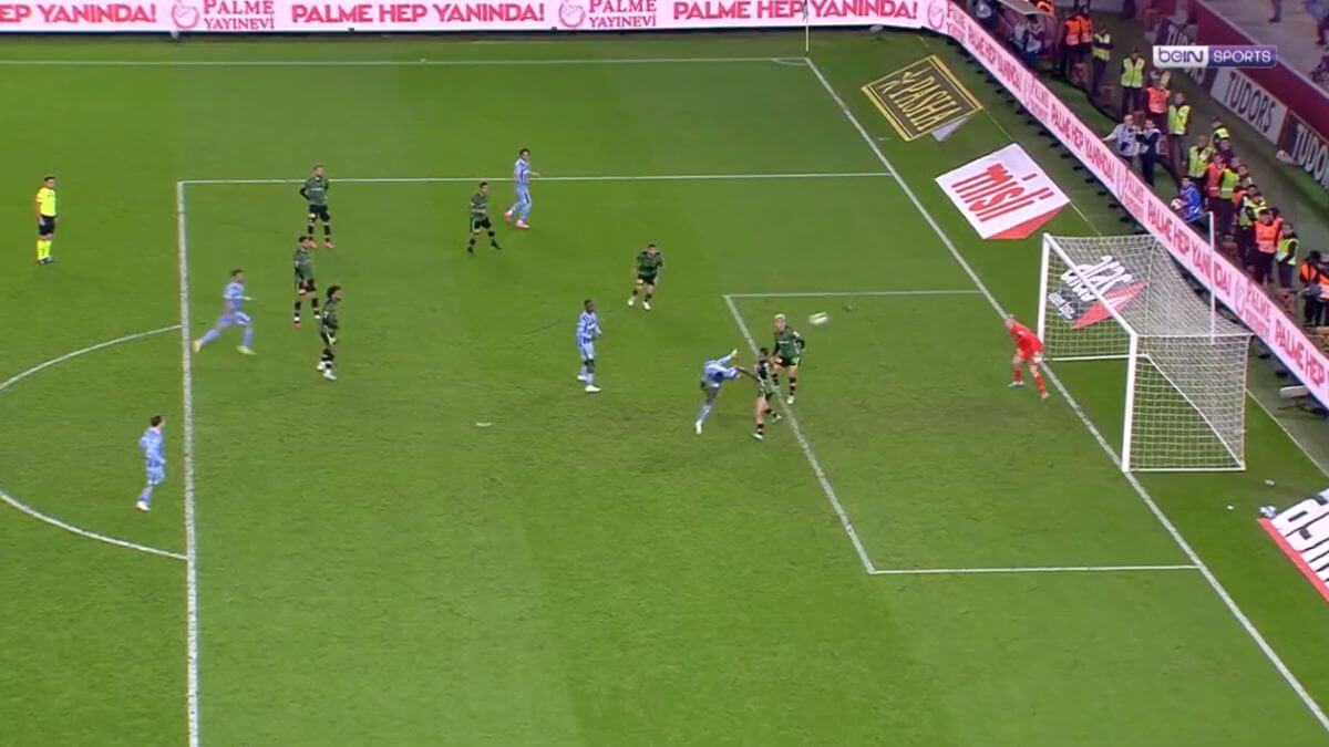Atacante faz gol de voleio (Foto: @beINSPORTS_TR, Twitter, Reprodução)