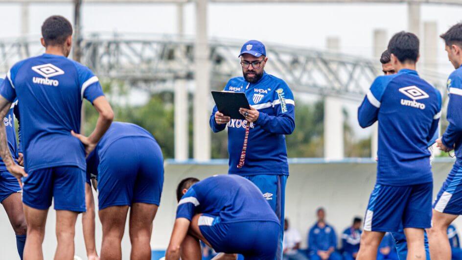Técnico Rafael Laruccia comanda o Avaí na noite desta terça contra o Concórdia (Foto: Leandro Boeira/ Avaí FC)