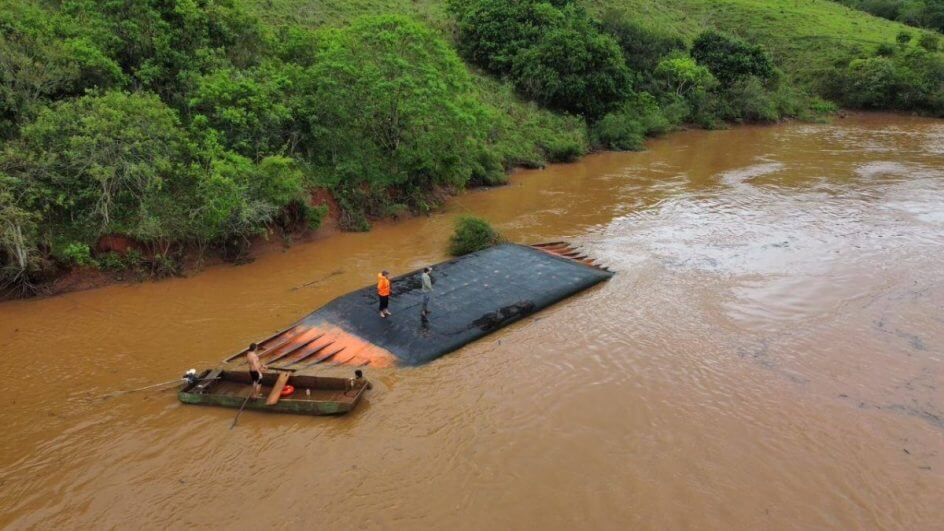 Balsa que afundou entre SC e RS é retirada do Rio Uruguai após 22 dias
