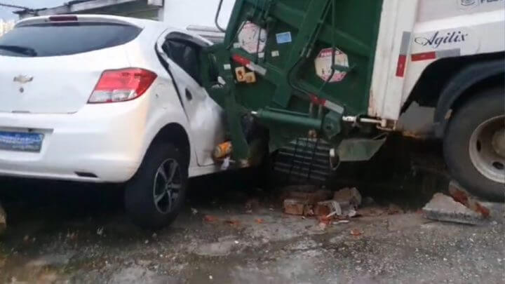 Caminhão de lixo bate em muro e atinge carro em Florianópolis Vários prejuízos