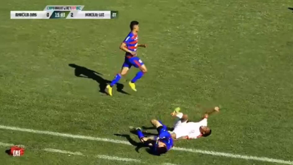 Choque entre jogadores do Marcílio Dias e Hercílio Luz (MB TV, Reprodução)