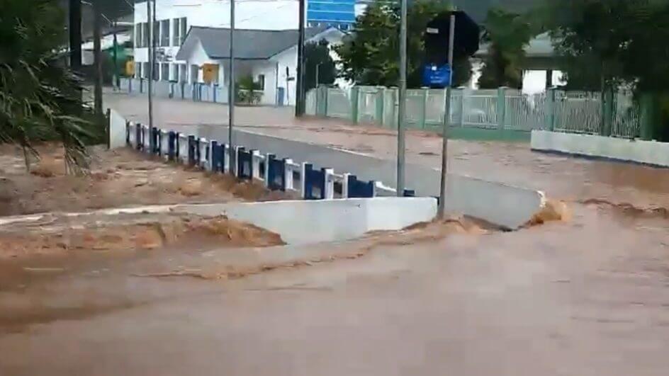 Cidade de SC volta a ficar embaixo d'água um mês após estragos por conta das chuvas Virou tudo rio (6)