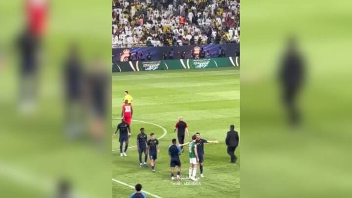 Cristiano Ronaldo bate-boca com Henderson (Foto: @Ali_alabdallh, Twitter, Reprodução)