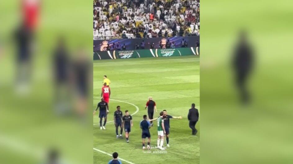 Cristiano Ronaldo bate-boca com Henderson (Foto: @Ali_alabdallh, Twitter, Reprodução)