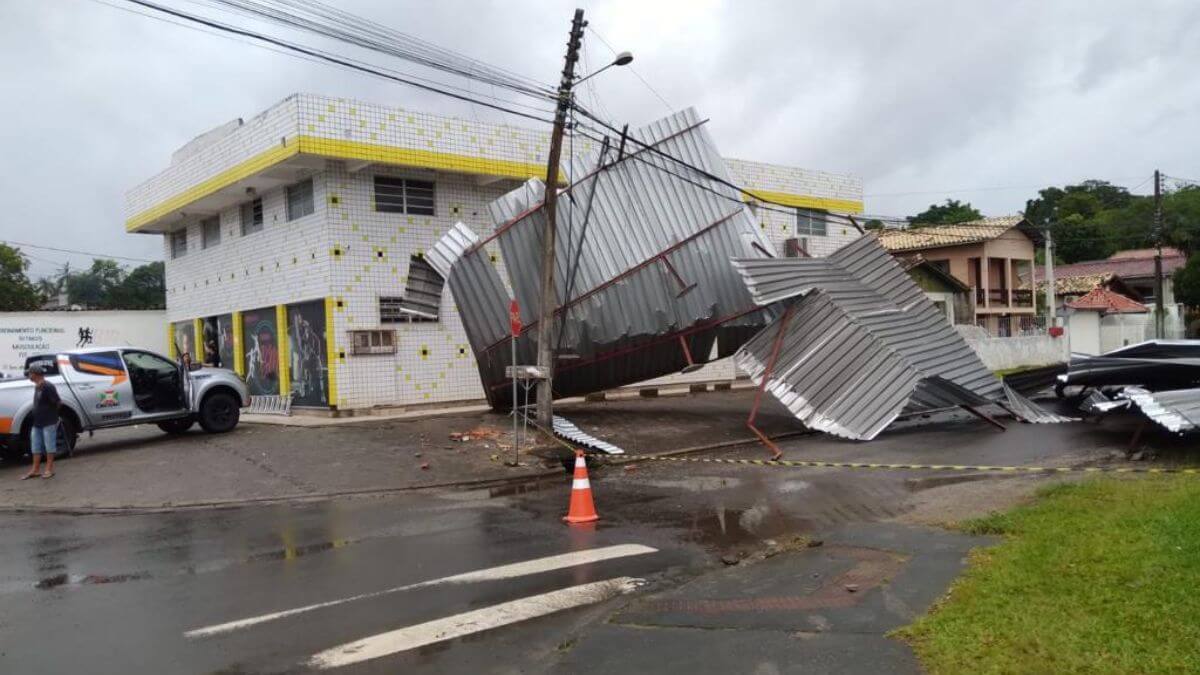 FOTOS Ventos passam dos 100 kmh e causam estragos em Criciúma (10)