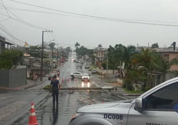 FOTOS Ventos passam dos 100 kmh e causam estragos em Criciúma (8)