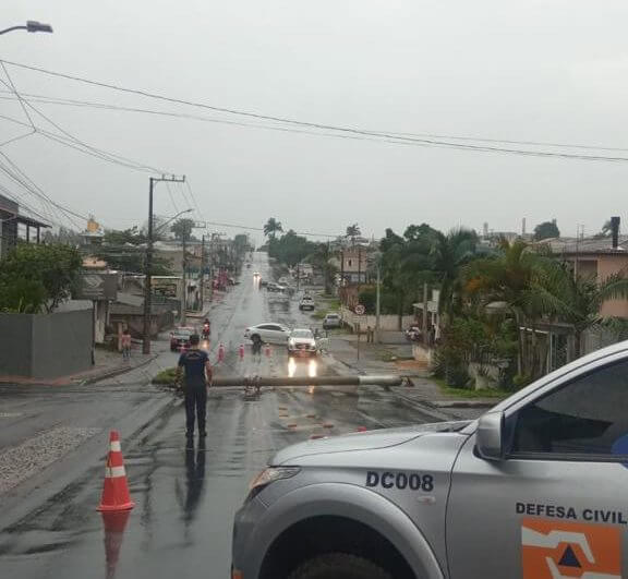 FOTOS Ventos passam dos 100 kmh e causam estragos em Criciúma (8)