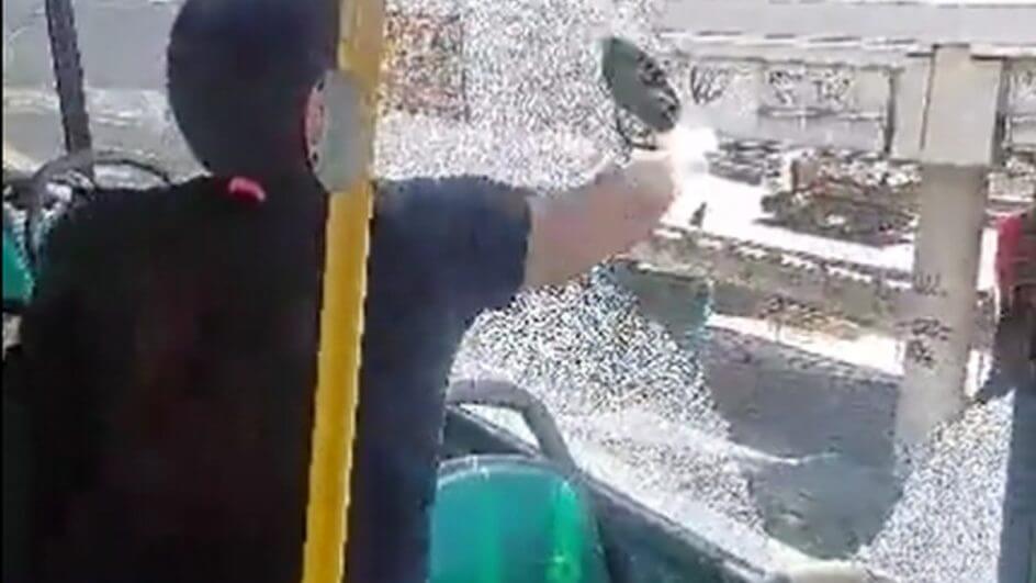 Filho passa mal de calor e mulher quebra janela de ônibus