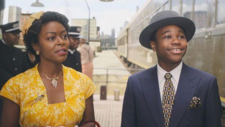 Jalyn Hall e Danielle Deadwyler como Emmett Till e Mamie Till no filme "Till: A Busca por Justiça"