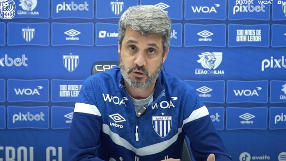 Eduardo Freeland fez um pronunciamento na TV Avaí nesta quinta-feira (Foto: reprodução/ TV Avaí)