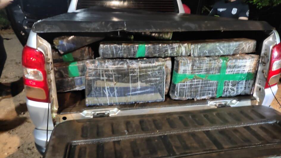 Fuga cinematográfica termina com carro em lago e apreensão de uma tonelada de maconha em SC