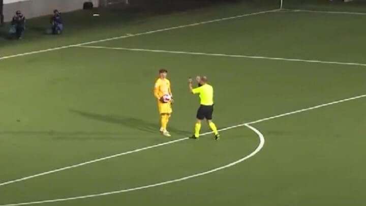 Goleiro demora na reposição da bola e árbitro toma decisão inedita (Foto: YouTube, Reprodução)
