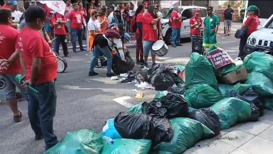 Lixo é colocado no meio da rua em meio a greve da Comcap em Florianópolis