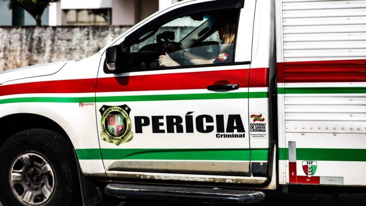 Homem é encontrado morto em pátio de igreja em Palhoça