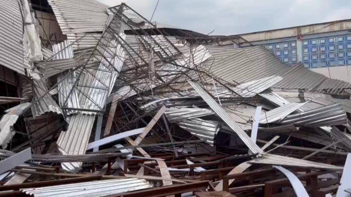 VÍDEO: Vendaval arranca telhado e deixa rastro de destruição em igreja de SC