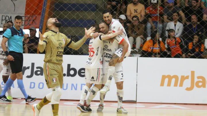 JEC Futsal comemora gol no jogo de ida das quartas de final da Liga (Foto: Juliano Schmidt/JEC Futsal)